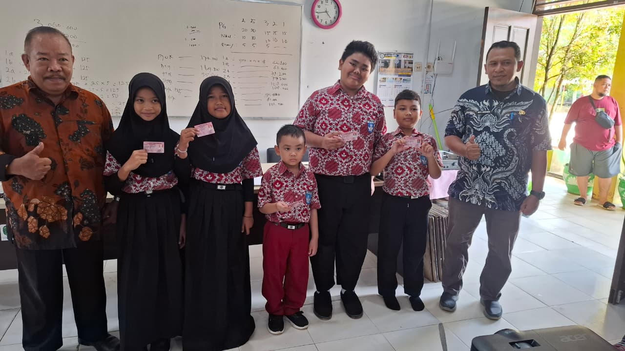 Jemput Bola Pelayanan Administrasi Kependudukan, Kasi Pemerintahan Serahkan Langsung Kartu Identitas Anak di SDN 004 Desa Rempanga