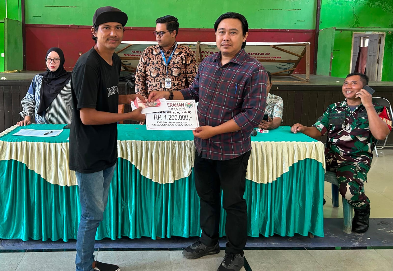 Kasi PMD Kecamatan Loa Kulu Hadiri Penyerahan BLT Desa Jembayan Bulan Mei hingga Agustus