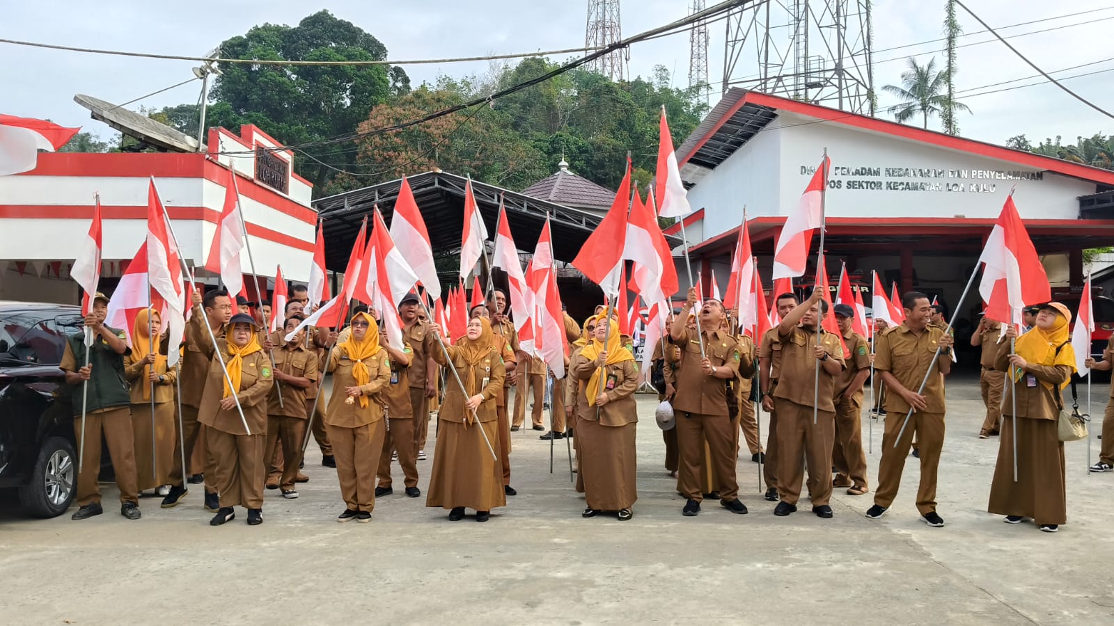 Semangat Kemerdekaan, Pegawai Kecamatan Loa Kulu Serentak Pasang Bendera Merah Putih