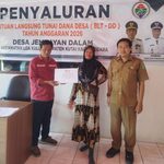 BLT Dana Desa Disalurkan, Kasi PMD Loa Kulu Hadiri Pembagian Bantuan di Desa Jembayan Dalam