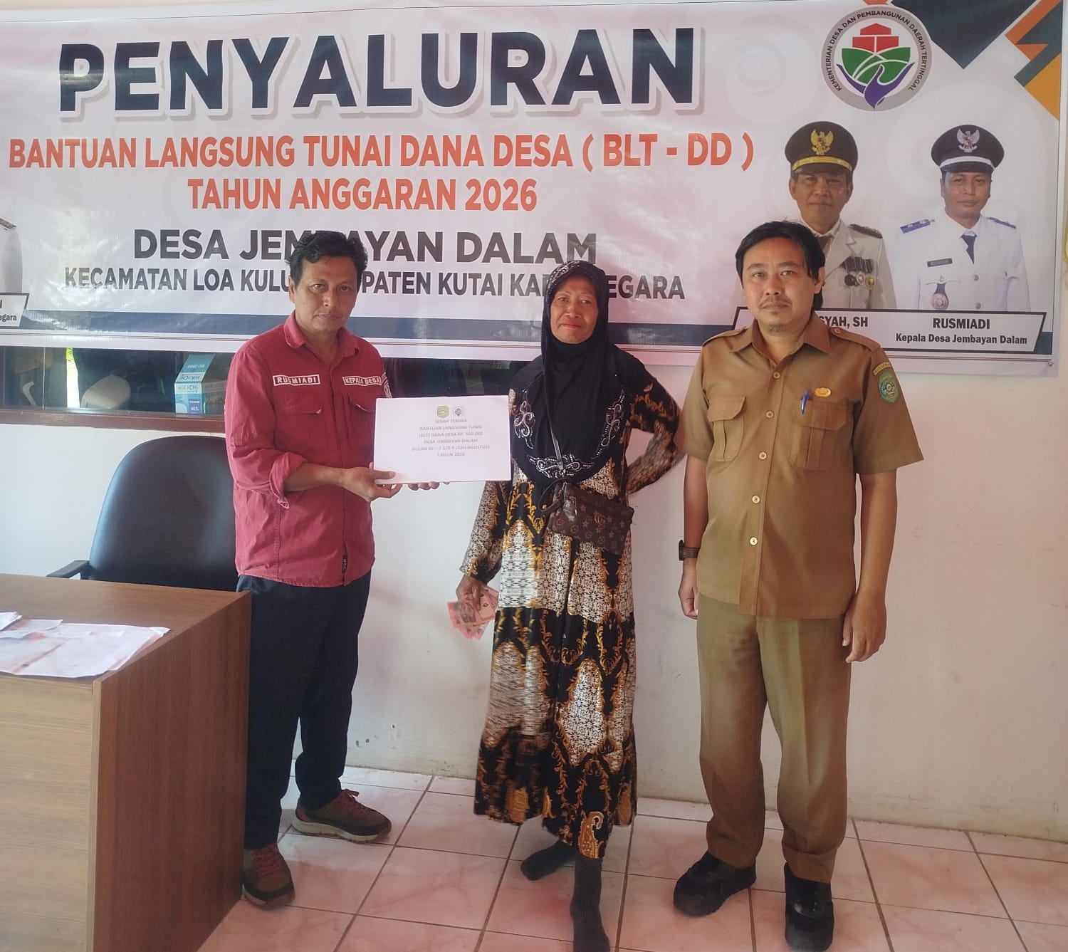 BLT Dana Desa Disalurkan, Kasi PMD Loa Kulu Hadiri Pembagian Bantuan di Desa Jembayan Dalam