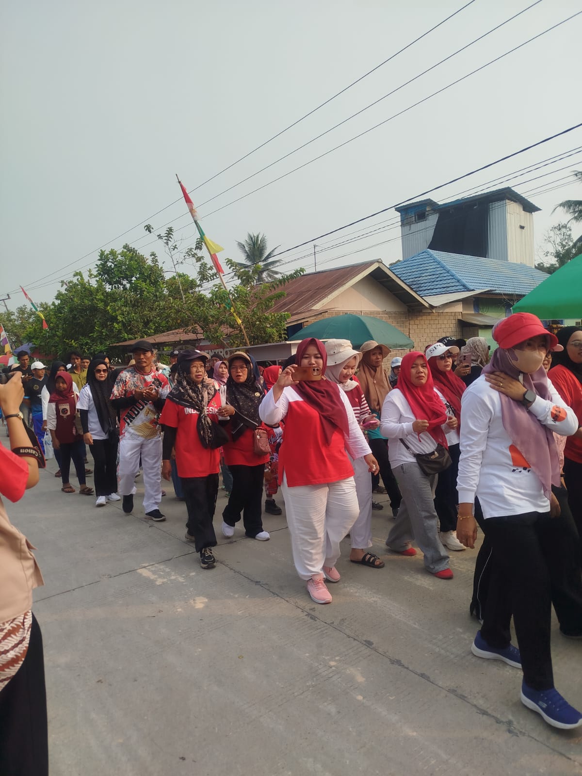 Semarakkan HUT ke-81 RI, Kasi PMD Kecamatan Loa Kulu Lepas Peserta Jalan Santai Sehat dan Zumba Ceria di Desa Sumber Sari
