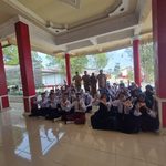 Kasi Pemerintahan Kecamatan Loa Kulu Serahkan 53 Keping KIA kepada Siswa SMPN 08 Desa Sungai Payang, Wujudkan Pelayanan Administrasi yang Lebih Mudah