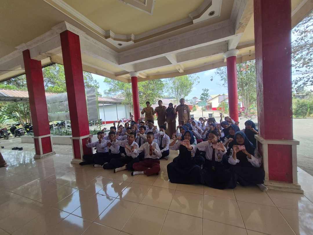 Kasi Pemerintahan Kecamatan Loa Kulu Serahkan 53 Keping KIA kepada Siswa SMPN 08 Desa Sungai Payang, Wujudkan Pelayanan Administrasi yang Lebih Mudah
