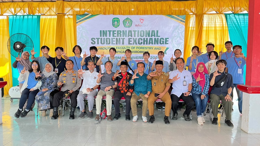 Mahasiswa Jepang Kenal Potensi UMKM Desa Loh Sumber Melalui Program International Exchange Student