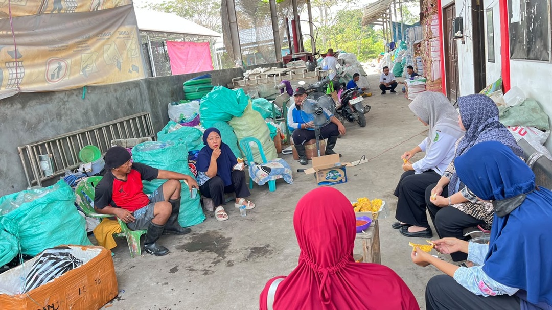 Kasi Pelayanan Umum Kecamatan Loa Kulu Silaturahmi ke TPS3R, Tindak Lanjuti Pengelolaan Sampah Berbasis Lingkungan